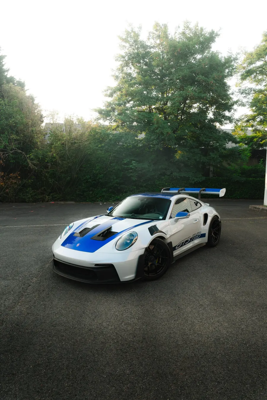 Porsche 911 GT3 RS blanche avec film bleu