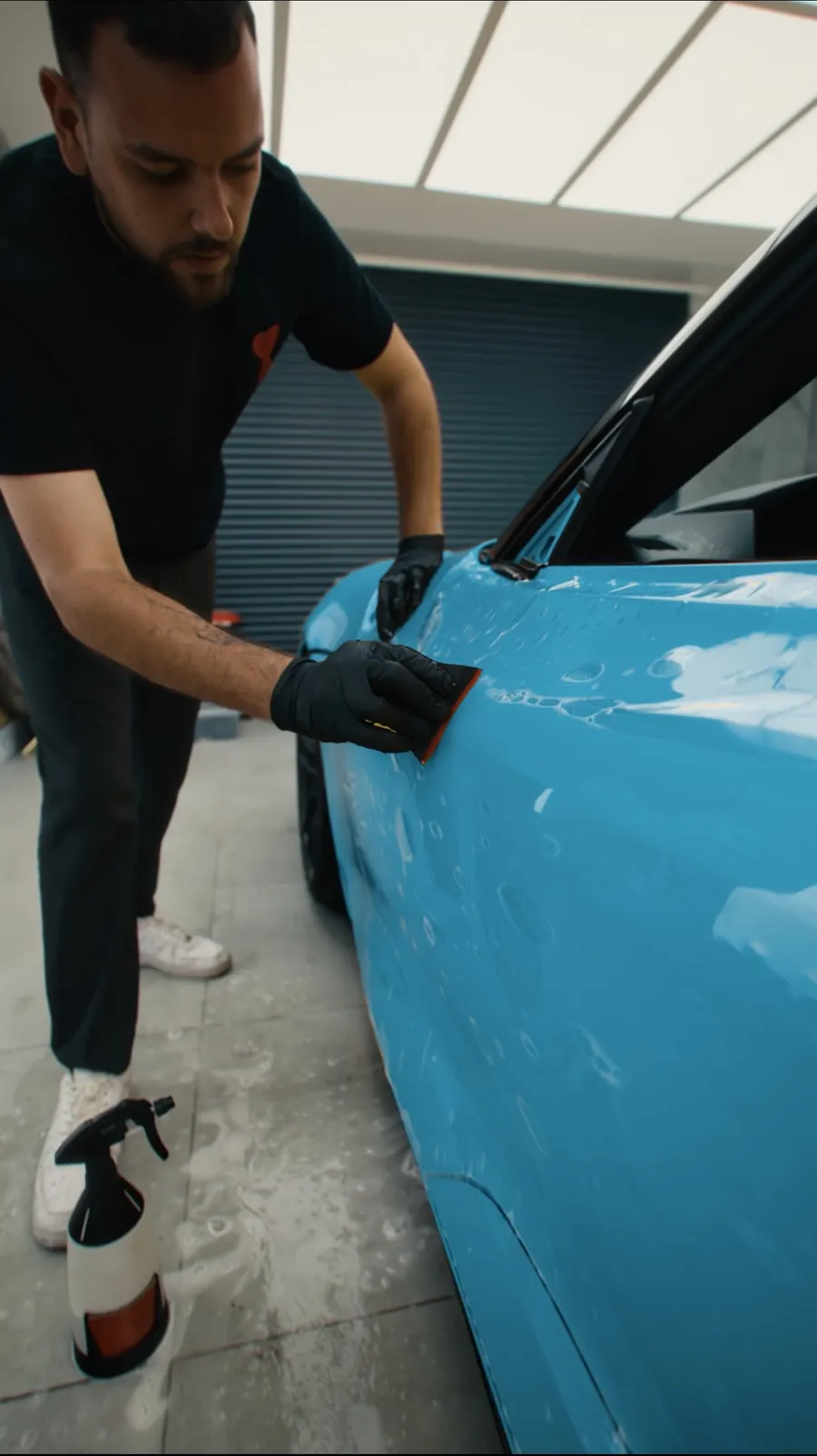 Pose d’un film de protection sur une carrosserie bleue