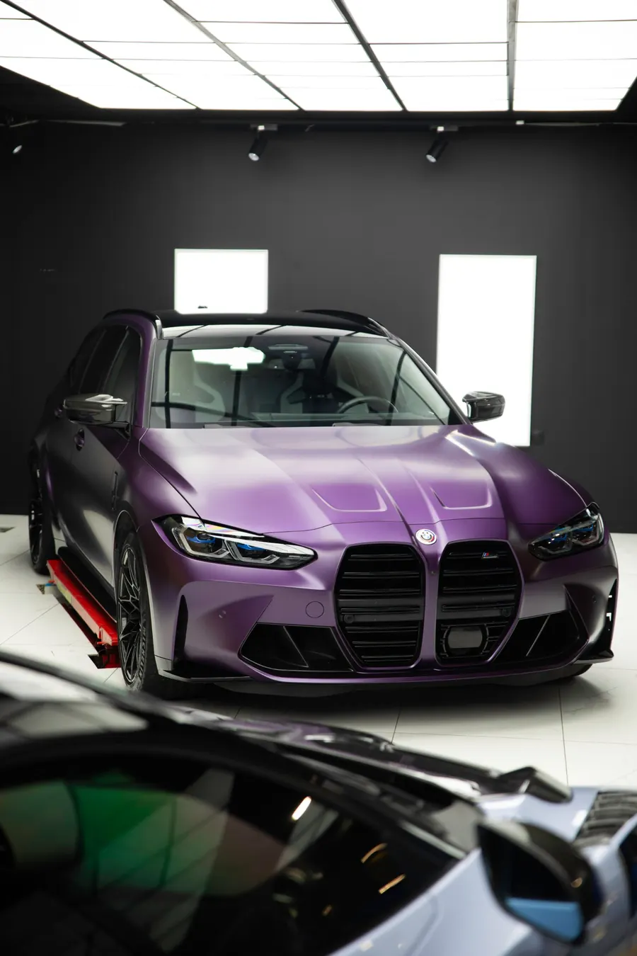 BMW M3 Touring en film violet mat