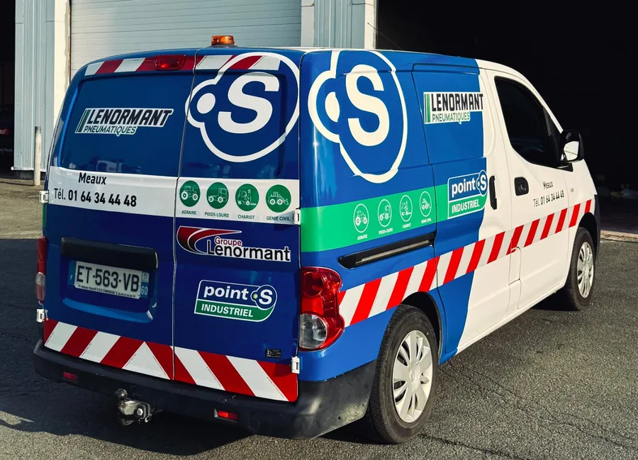 Utilitaire Lenormant avec marquage publicitaire complet