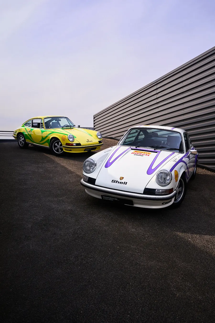 Deux Porsche 911 classiques en covering
