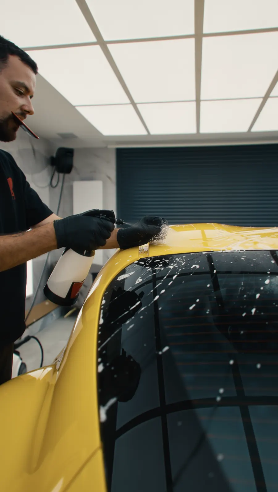 Application d’un film PPF sur le toit d’une Toyota Supra jaune