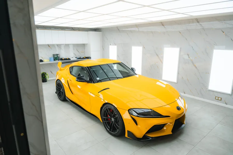 Toyota Supra MK5 jaune en atelier
